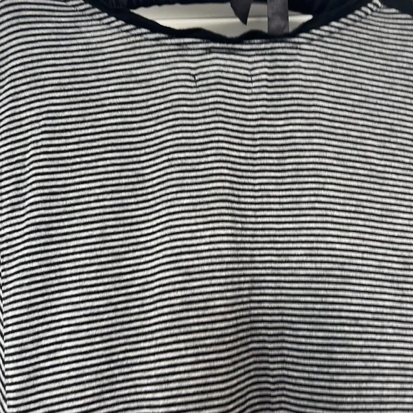 Simply vera Vera Wang black and gray, striped blouse, size XL. Super soft.Cute - Picture 8 of 10